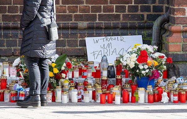 Das Meer an Kerzen vor der Güstrower Pfarrkirche wächst noch immer. - © Stefan Sauer/dpa