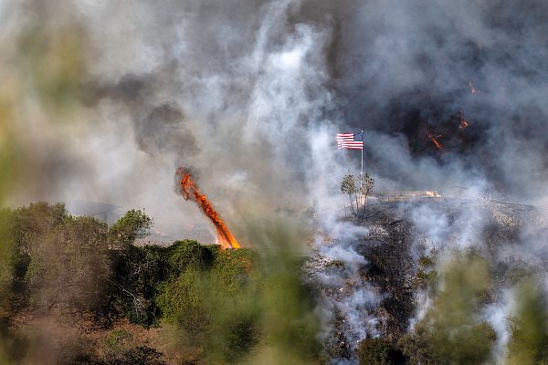 Eine amerikanische Flagge weht über einem Teil des Mandeville Canyon - © Mark Edward Harris/ZUMA Press Wire/dpa
