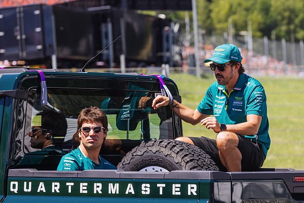 Fahren diese Saison oft hinterher: Fernando Alonso (r) und Aston-Martin-Kollege Lance Stroll. - © Philipp von Ditfurth/dpa