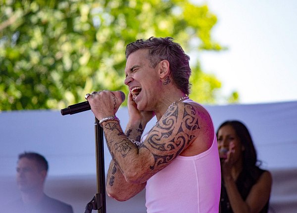 «Ich freue mich schon jetzt darauf, diesen Song in den kommenden Jahren bei einigen meiner Lieblingsturniere live zu performen», sagt Robbie Williams über die Fifa-Hymne «Desire». (Archivbild) - © Joshua Stanyer/SOPA Images via ZUMA Press Wire/dpa