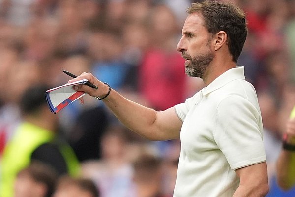 Trainer Gareth Southgate und England stehen zwar im Viertelfinale, konnten bei dieser EM bislang aber noch nicht überzeugen. - © Marcus Brandt/dpa