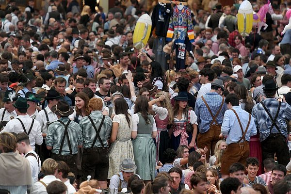 Der guten Stimmung in den Zelten tat die vorübergehende Schließung keinen Abbruch. - © Felix Hörhager/dpa