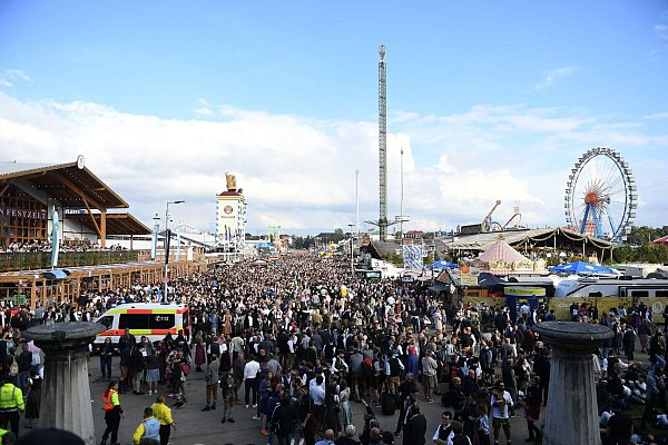 Verletzte gab es aber nach ersten Erkenntnissen nicht, nur einige wenige Panikattacken wurden registriert. - © Felix Hörhager/dpa