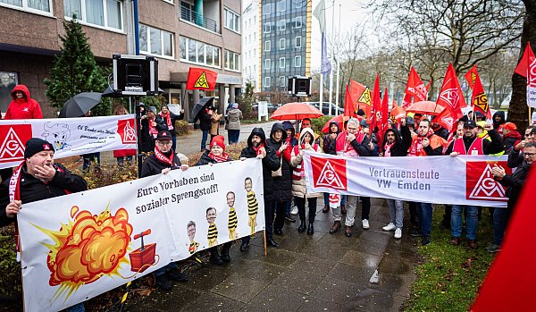 Rund 100 Mitarbeiter protestierten in Hannover vor dem Verhandlungshotel gegen die Sparpläne des Konzerns. - © Moritz Frankenberg/dpa
