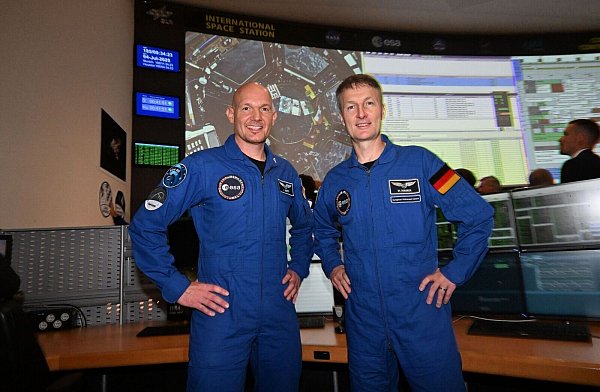 Die deutschen Astronauten Alexander Gerst (l) und Matthias Maurer waren bereits auf der ISS. (Archivbild) - © Felix Hörhager/dpa