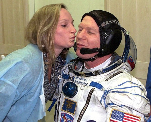 Mit einem Kuss auf die Wange verabschiedet sich Beth Shepherd vor dem Start von ihrem Mann, dem US-Astronauten Bill Shepherd, im Weltraumbahnhof Baikonur. (Archivbild) - © POOL REUTERS/epa/dpa