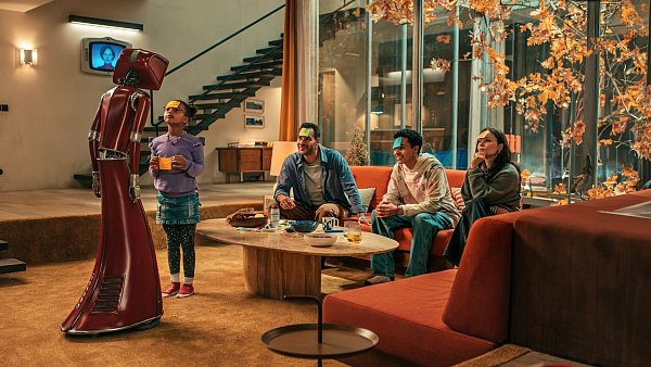 Darf man dem Roboter Cassandra über den Weg trauen? - © Sasha Ostrov/Netflix/dpa