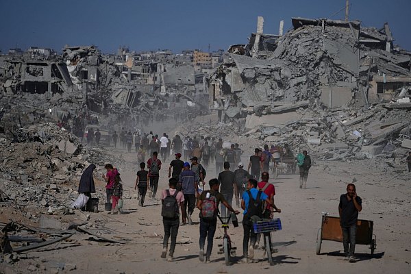 Die bisherige Lebenswelt vieler Menschen in der Stadt Gaza wurde komplett zerstört. - © Jehad Alshrafi/AP/dpa