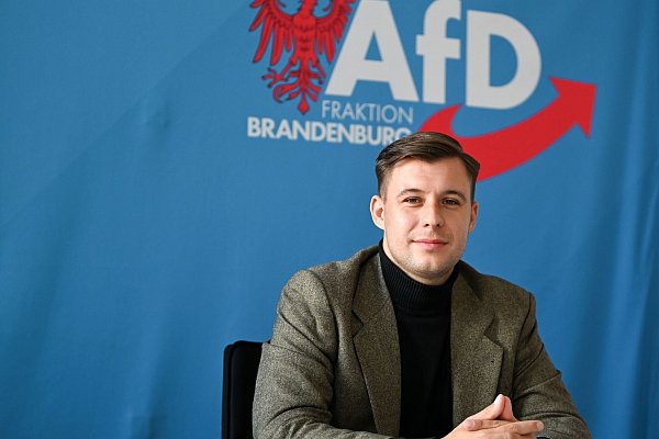 Der Brandenburger AfD-Landtagsabgeordnete Jean-Pascal Hohm ist einziger Kandidat für den Vorsitz der neuen AfD-Jugendorganisation, die voraussichtlich «Generation Deutschland» heißen wird. (Archivbild) - © Lilli Förter/dpa
