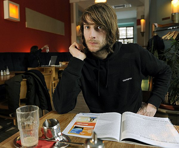 Maximilian Hecker kommt mit seinem gefühlsbetonten Indie-Pop besonders gut in Asien an. - © FOTO: DPA
