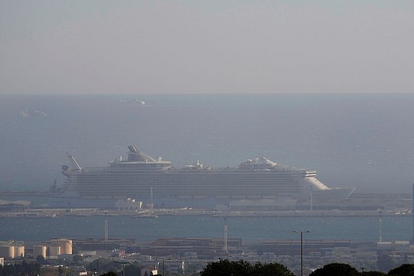 Noch ist der riesige Brand bei Marseille nicht vollständig gelöscht. - © Lewis Joly/AP/dpa