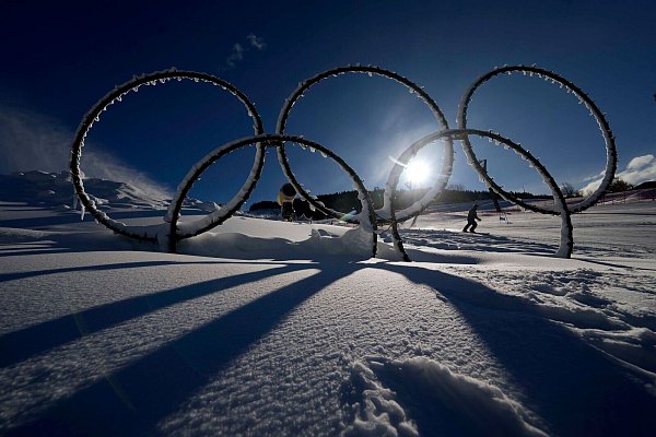 In einem Jahr beginnen die Olympischen Winterspiele in Mailand und Cortina d’Ampezzo. - © Luca Bruno/AP/dpa