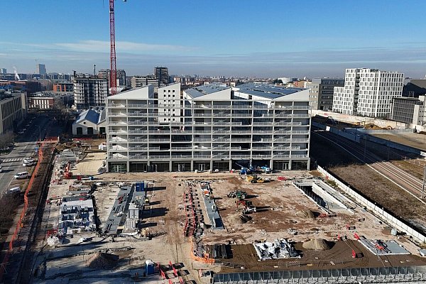 Das olympische Dorf befindet sich noch im Bau. - © Luca Bruno/AP/dpa
