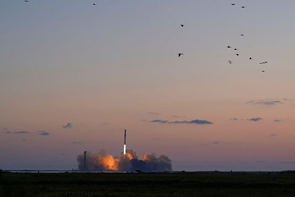 Die Mega-Rakete Starship von SpaceX hebt zu dem Testflug ab. - © Eric Gay/AP/dpa