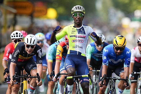 Biniam Girmay feiert seinen ersten Tagessieg bei der Tour de France. (Archivbild) - © Daniel Cole/AP/dpa