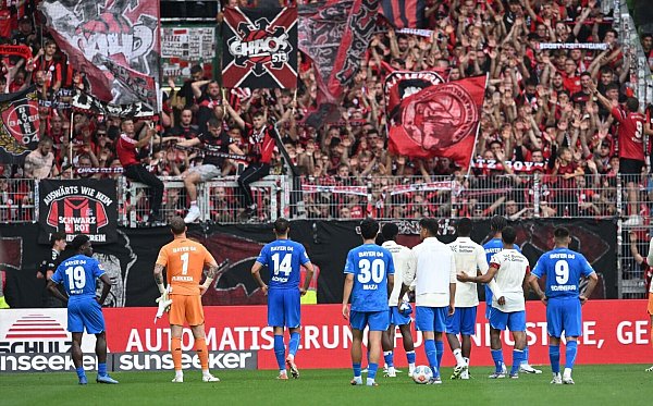 Der große Frust: Die Leverkusener Spieler nach dem 3:3 in Bremen vor den mitgereisten Fans. - © Carmen Jaspersen/dpa