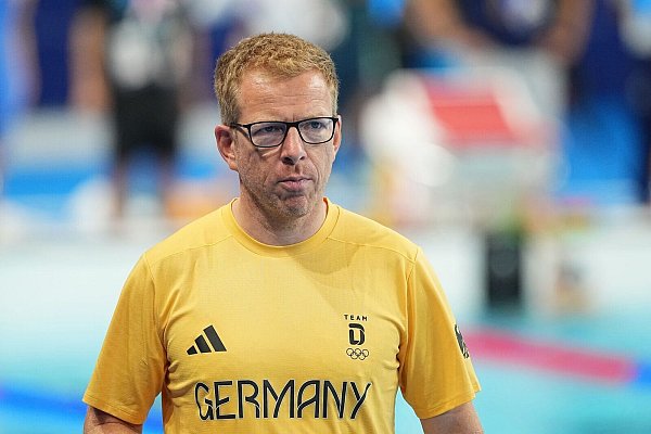 Bundestrainer Bernd Berkhahn hat den Zeitpunkt der Renn-Verschiebung kritisiert. - © Michael Kappeler/dpa