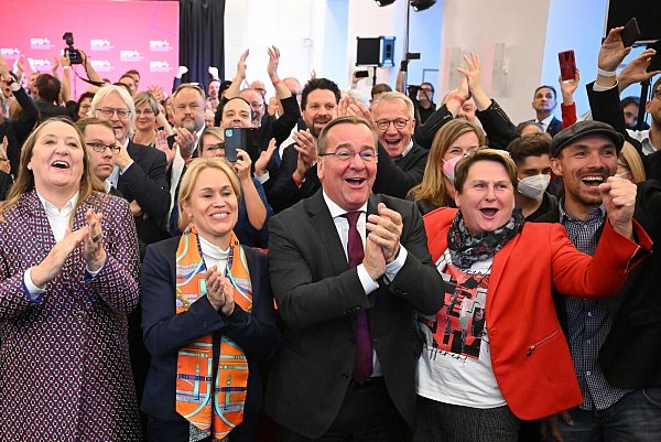 Anhänger der SPD reagieren in den Fraktionsräumen der Partei im niedersächsischen Landtag auf die ersten Prognosen. - © Bernd von Jutrczenka/dpa