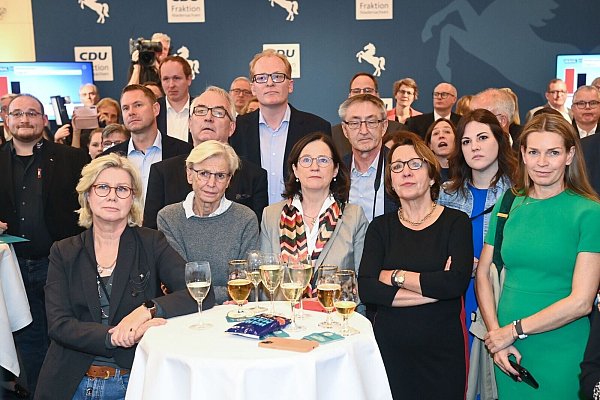Nicht zufrieden: Anhänger der CDU nehmen in Hannover die ersten Prognosen zur Kenntnis. - © Hauke-Christian Dittrich/dpa