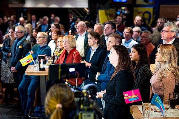Angespannte Stimmung bei der FDP: Überspringt die Partei die Fünf-Prozent-Hürde? - © Moritz Frankenberg/dpa