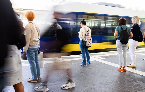 Beinhaltet die Zugverbindung auch Abschnitte, wo Nahverkehrstickets gültig sind, kann die Wahrscheinlichkeit steigen, dass geteilte Verbindungen günstiger sind als eine durchgängige Buchung. - © Julian Stratenschulte/dpa