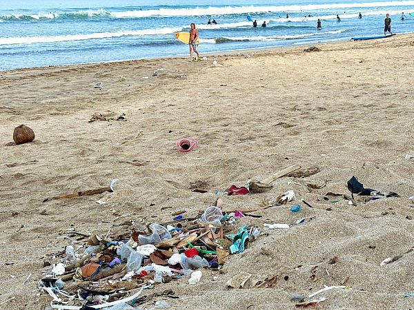 Auch die Urlaubsinsel Bali hat ein riesiges Müllproblem - wie hier am Strand von Kuta. - © Carola Frentzen/dpa