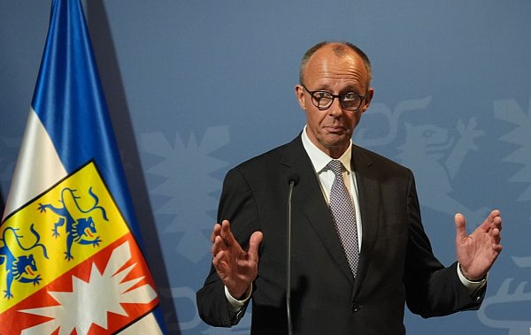 Kanzler Friedrich Merz äußerte sich am Montagabend in Husum auch zu der Diskussion über die Äußerungen von Außenminister Johann Wadephul (beide CDU) im Zusammenhang mit der Rückkehr von Syrern in ihr Heimatland. - © Marcus Brandt/dpa