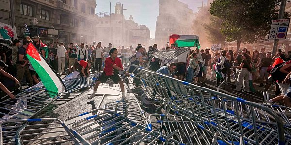 Demonstranten sorgten für massive Behinderungen bei der La Vuelta in Spanien. - © Manu Fernandez/AP/dpa