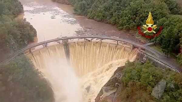 Das Standbild aus einem Video der italienischen Feuerwehr zeigt den Fluss Valla. - © Vigili del Fuoco/dpa