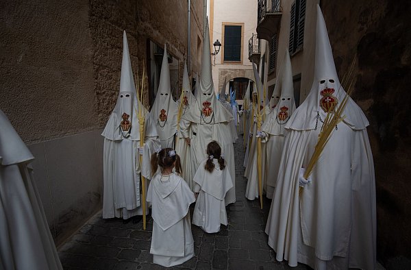 Auch kleine Kinder machen mit. (Foto aktuell) - © Clara Margais/dpa