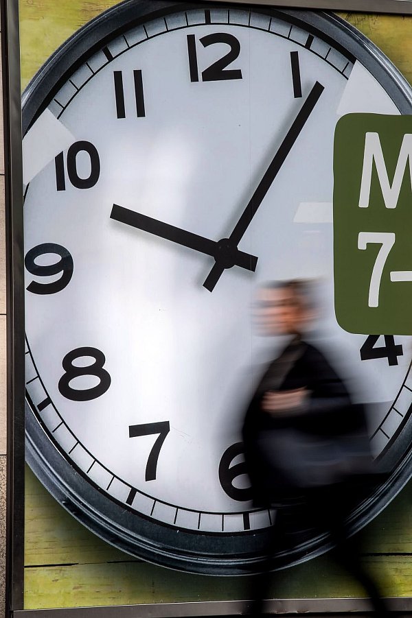 Die Zeit kann rennen - oder sich ziehen. (Symbolbild) - © Sina Schuldt/dpa