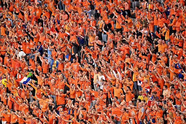 Erneut unterstützen viele niederländische Fans ihre Nationalmannschaft. - © Peter Kneffel/dpa