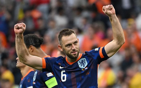 Die niederländische Defensive um Stefan de Vrij blieb ohne Gegentor. - © Sven Hoppe/dpa