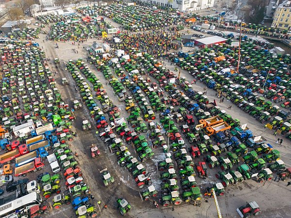 Mit hunderten Traktoren nehmen Landwirte an einer Kundgebung in Augsburg teil. - © Peter Kneffel/dpa