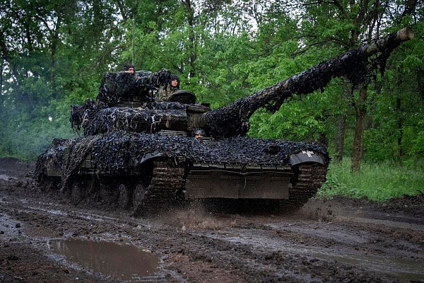 Ukrainische Soldaten fahren mit Panzern zu ihren Stellungen nahe Bachmut. - © Efrem Lukatsky/AP
