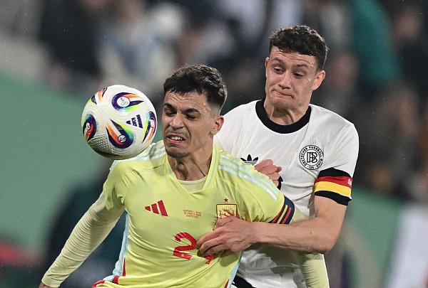 Musste hart arbeiten: DFB-Kapitän Eric Martel (r). - © Arne Dedert/dpa
