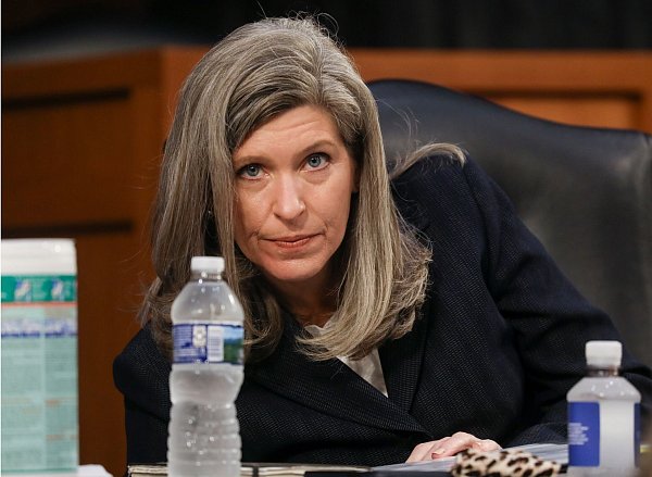 Joni Ernst wäre die erste Frau an der Spitze des US-Verteidigungsministeriums. (Archivbild) - © Leah Millis/Pool Reuters/dpa