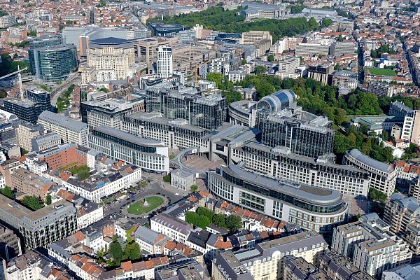 Blick auf das Europaparlament in Brüssel: Die riesigen Verwaltungsgebäude wirken in dem Ensemble historischer Gebäude teilweise wie gigantische Raumschiffe, die mitten in der Stadt gelandet sind. - © Simon Schmitt/Global View/visit.brussels/dpa-tmn