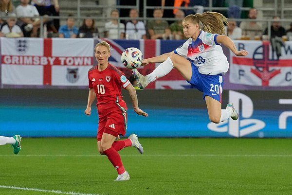 England und Jess Park (r.) gegen Wales obenauf. - © Martin Meissner/AP/dpa