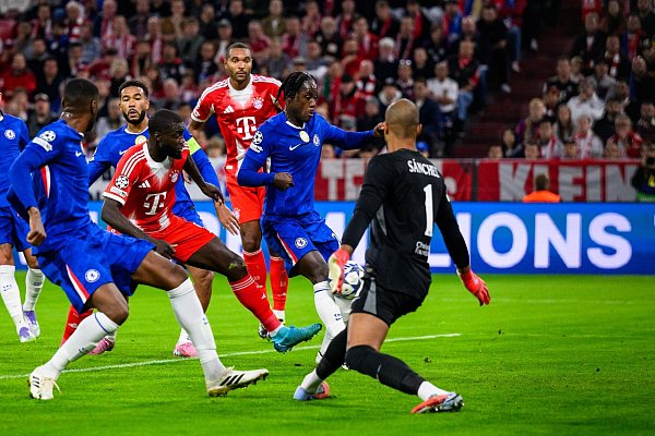 Ein Eigentor von Trevoh Chalobah (2.v.r.) bringt die Bayern in Führung. - © Tom Weller/dpa