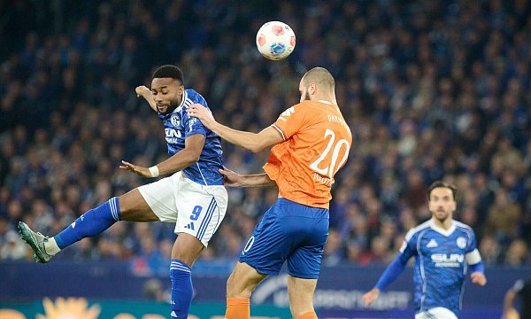 Moussa Sylla (l) erzielt das Siegtor gegen Darmstadt. - © Bernd Thissen/dpa