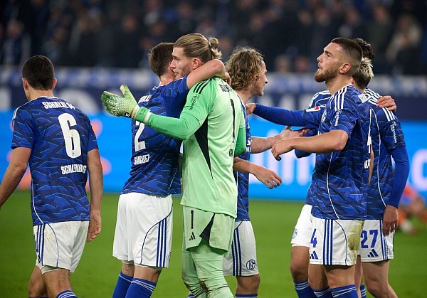Loris Karius (M) kassierte wieder kein Gegentor. - © Bernd Thissen/dpa