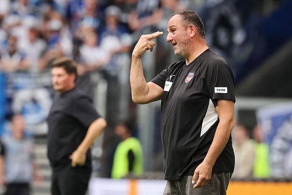 Musste immer wieder korrigieren: Heidenheims Trainer Frank Schmidt. - © Christian Charisius/dpa