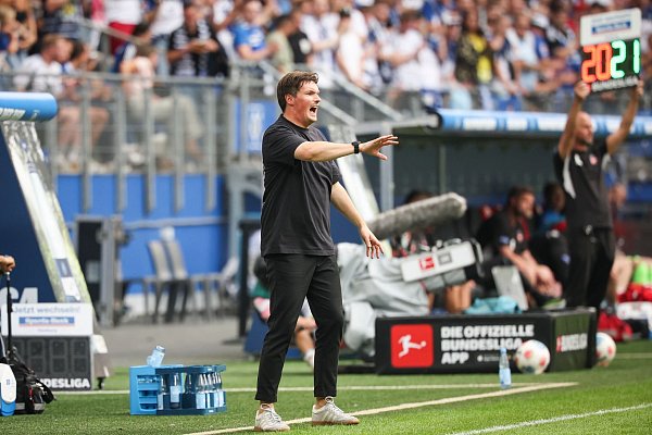 Konnte endlich den ersten Bundesliga-Sieg seiner Mannschaft beklatschen: HSV-Trainer Merlin Polzin. - © Christian Charisius/dpa