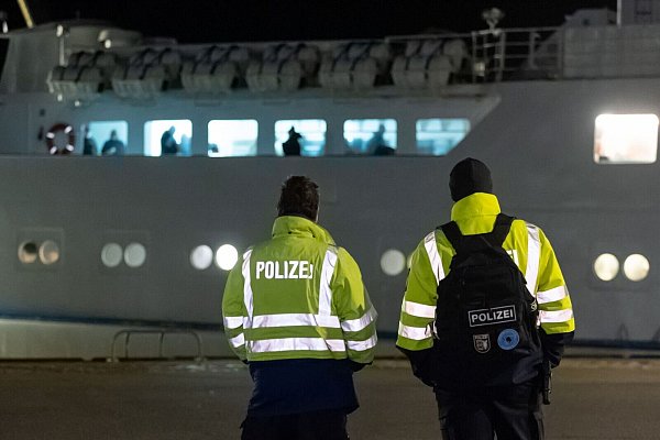 Die «Funny Girl» läuft im Hafen von Büsum ein (Foto aktuell). - © Bodo Marks/dpa