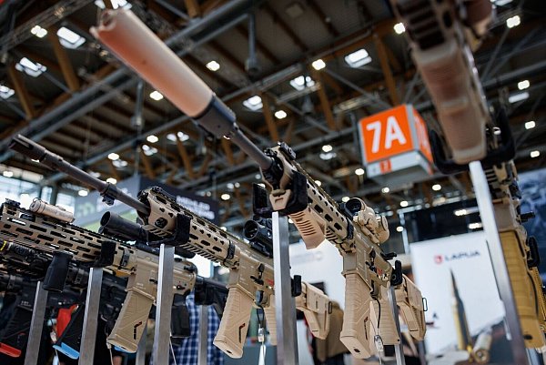 Sturmgewehre - wie hier bei der Nürnberger Messe Enforce Tac ausgestellt - sind das Kerngeschäft von Heckler & Koch. - © Daniel Karmann/dpa