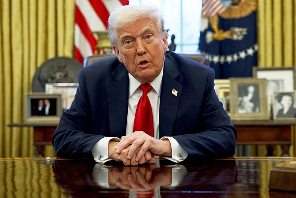 Trump macht eine folgenreiche Zollankündigung. - © -/Pool via AP/dpa