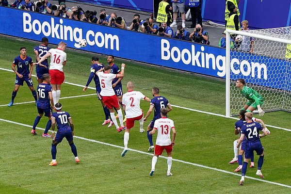 Stürmer Adam Buksa (4vl) bringt die Polen per Kopf mit 1:0 gegen Oranje in Führung. - © Marcus Brandt/dpa
