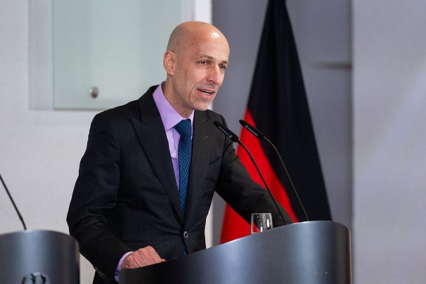 BDI-Präsident Leibinger sieht die deutsche Industrie in einer strukturellen Krise. - © Christophe Gateau/dpa