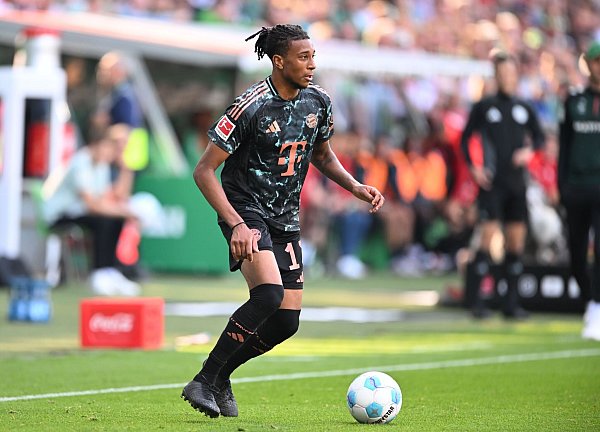 Michael Olise ist mit zwei Treffern und zwei Assists der überragende Bayern-Spieler in Bremen. - © Carmen Jaspersen/dpa